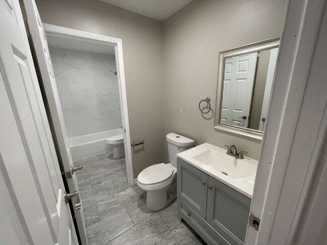 Building Photo - Charming 2-Bed Duplex with Ample Space on W Belmar St, Lakeland!