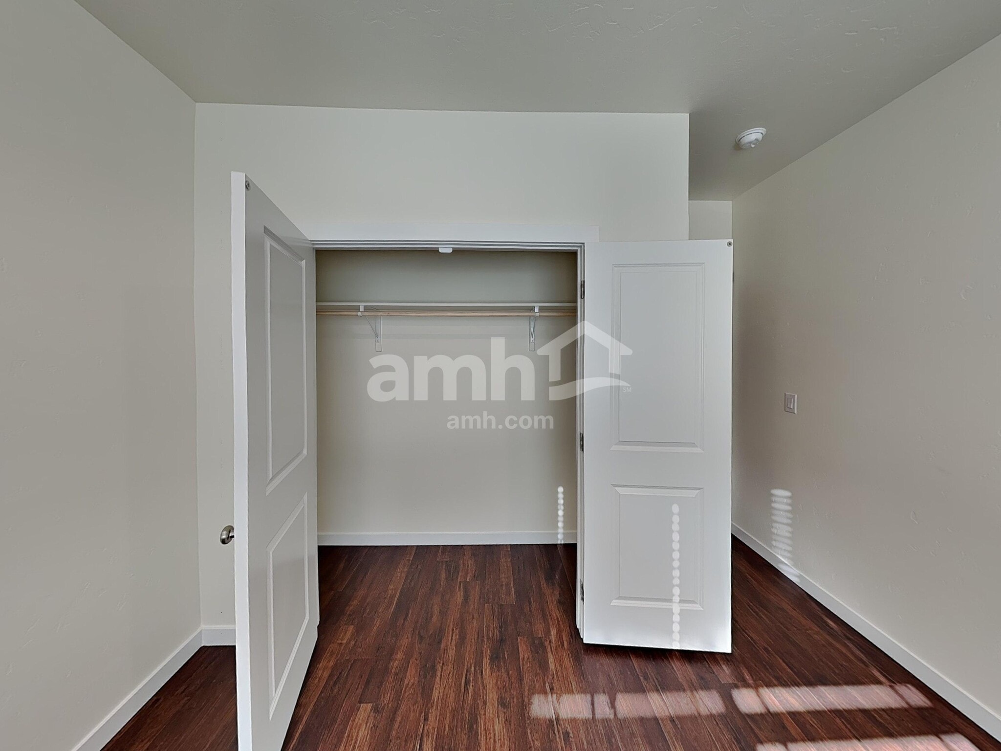 Building Photo - 1565 N Barkvine Ave