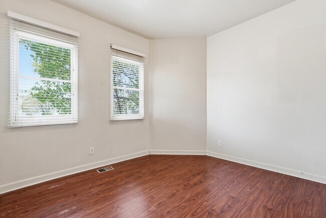 Building Photo - 309 W 41st St