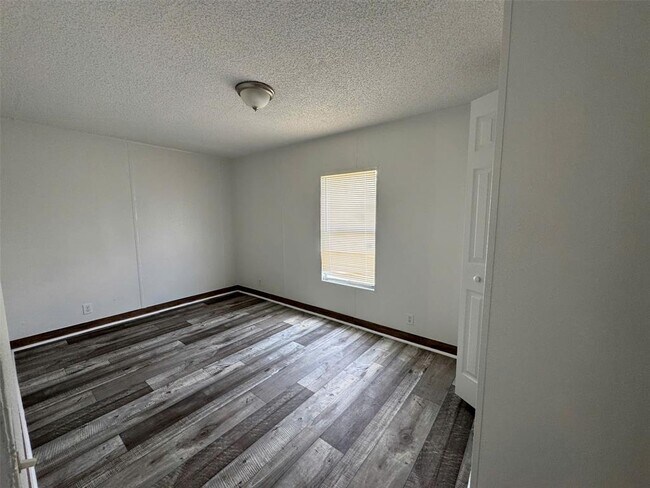 Building Photo - 16206 Wood Dr