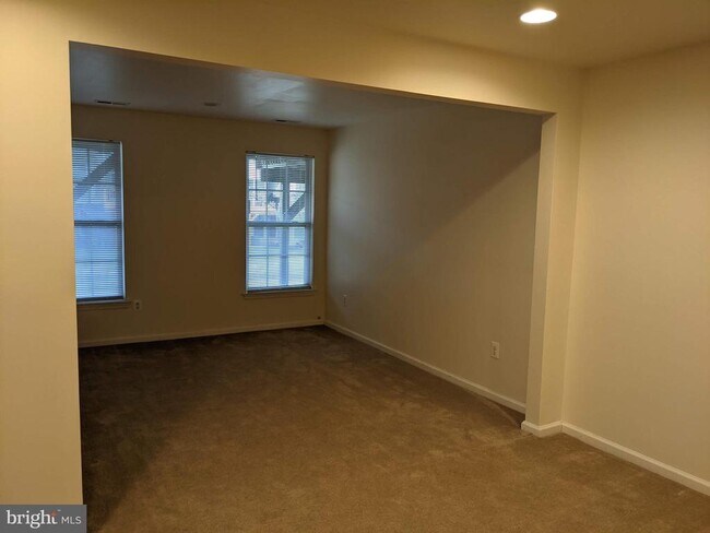 Building Photo - 625 Village Ct