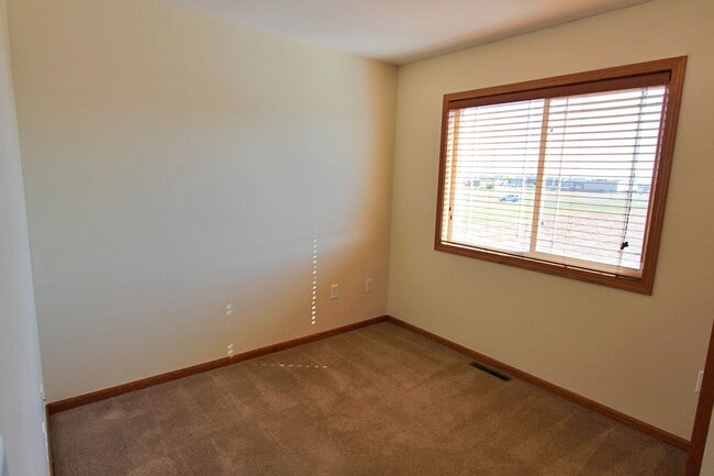 Building Photo - 3 Bedroom Townhome