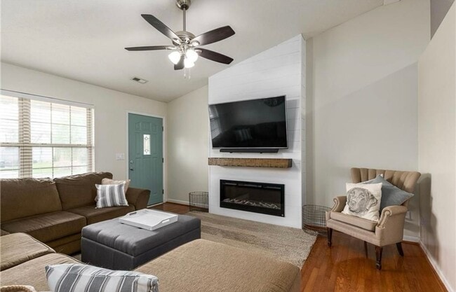 Building Photo - 3BR/2BR Home For Rent - Fenced Back Yard w...