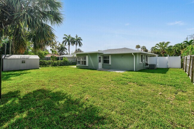 Building Photo - Beautifully maintained 2-bed/2-bath single-family residence is available for rent in one of West ...