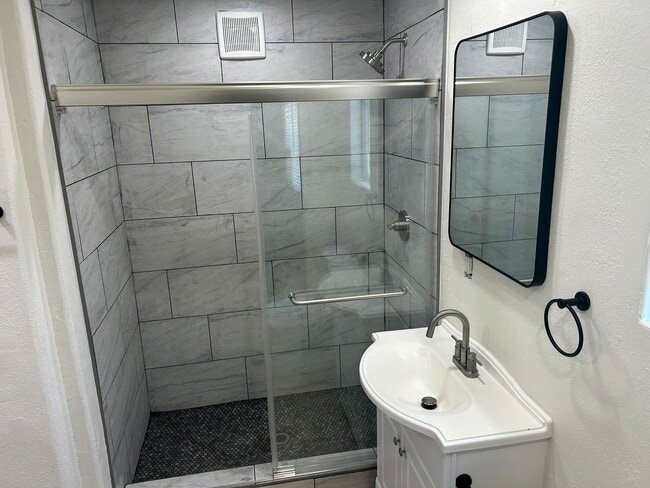 Building Photo - Move in Special!!  $500 off your first month for a lease signed by August 15, 2026 !!!Single leve...