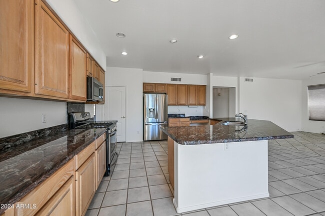 Building Photo - 4633 E Robin Ln