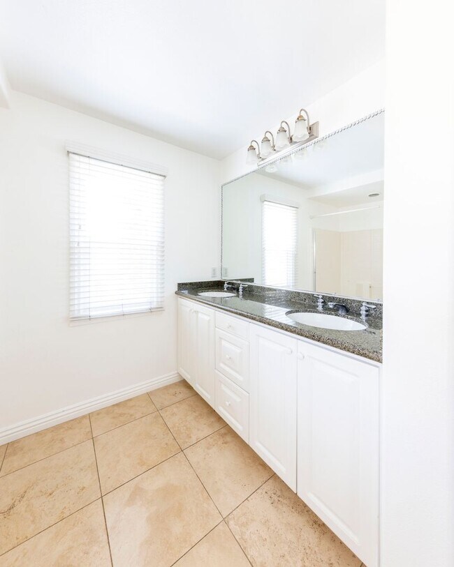 Building Photo - Irvine Condo Now Leasing