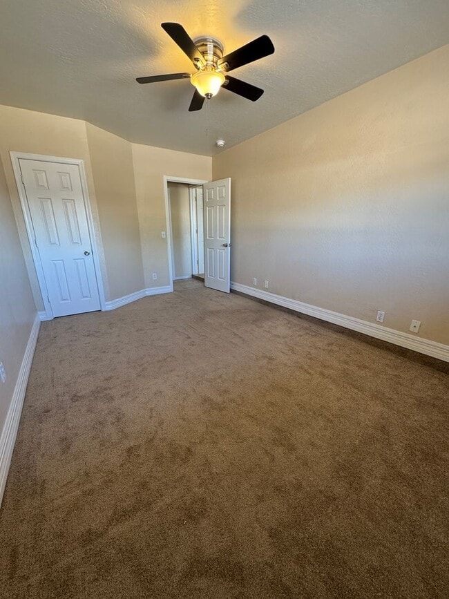 Building Photo - Spacious 4bdm 2Ba Tempe Home with New Kitchen and a Pool!