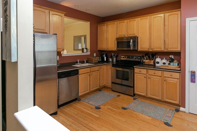 Building Photo - Spacious, well-kept 3 bedroom N Raleigh townhome with fenced back area!