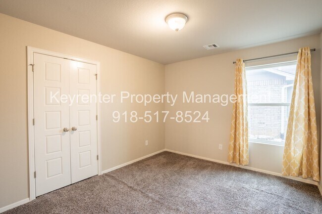 Building Photo - 4 bed/2 bath!