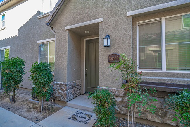 Building Photo - Charming 3-Bedroom Mariposa Townhome for R...