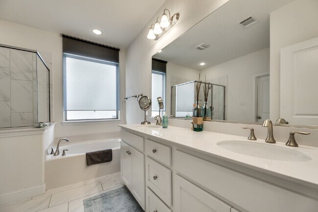 Building Photo - Charming 3-Bedroom Retreat with 2 Full Bat...