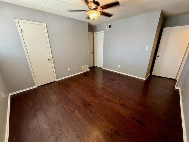 Building Photo - 6910 Hart Ln