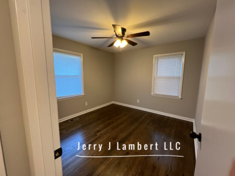 Building Photo - 5330 Maryland Dr