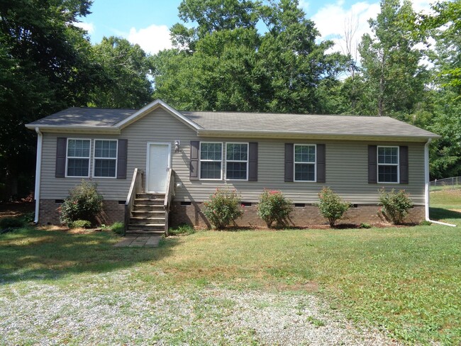 Primary Photo - One Level House FOR RENT with a Country Se...