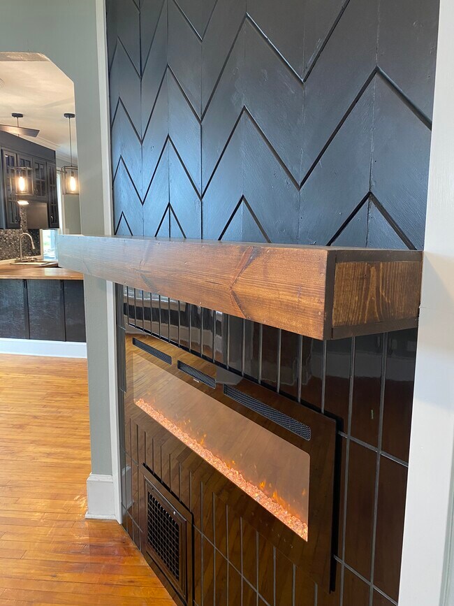 Building Photo - 37 Wyoming St E