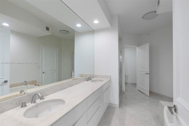 Building Photo - 703 Crandon Blvd
