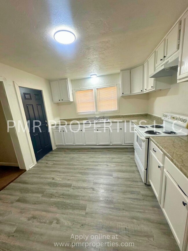 Building Photo - 3 Bedrooms / 1 Bathroom House