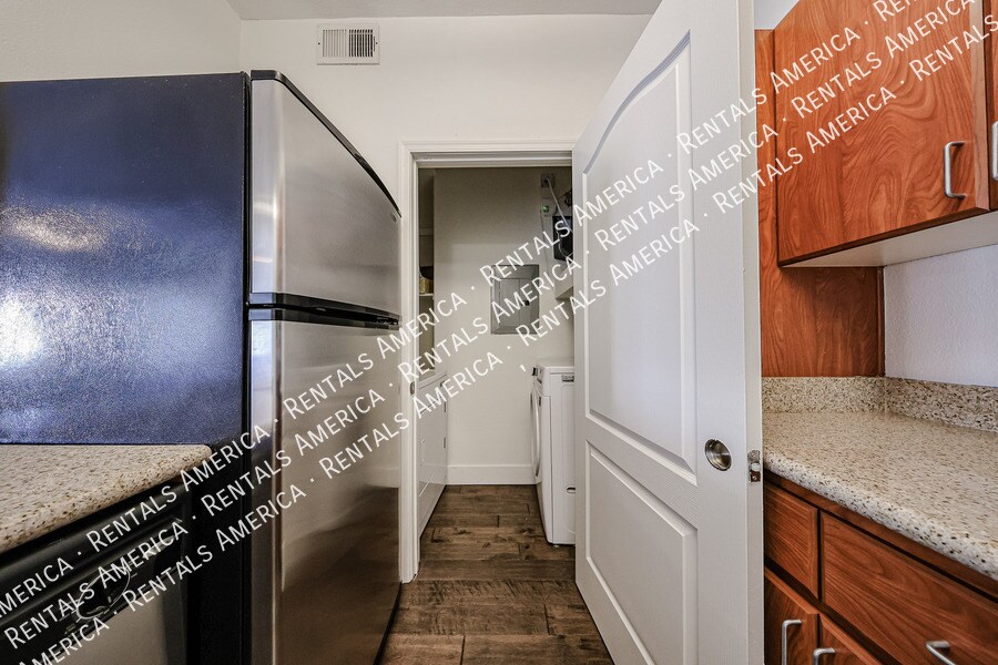 Building Photo - 5302 E Van Buren St