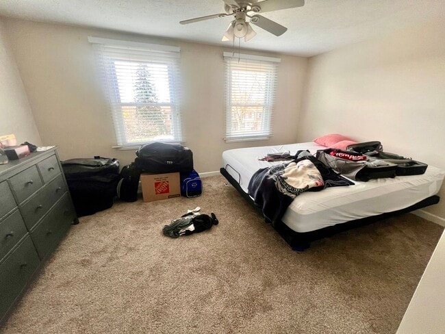 Building Photo - Adorable Townhouse - 2 Bedroom 1.5 Bathroom - Bonnie Brae Drive