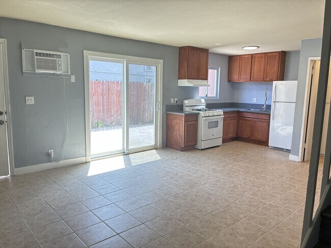Building Photo - 1129 E La Deney Ct