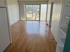 Building Photo - 3 Bedroom / 1.5 Bath in Honolulu