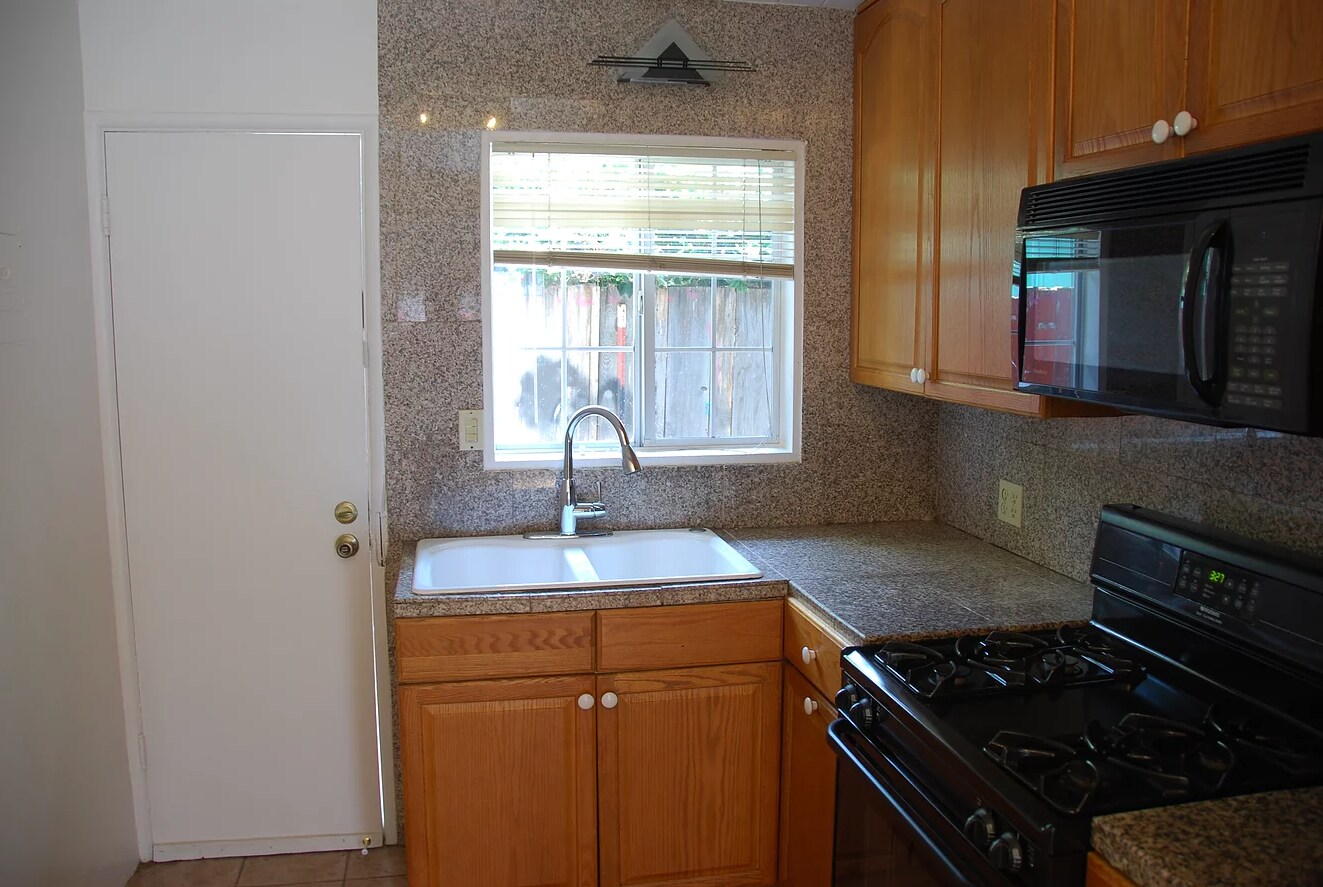 Unit B - Kitchen - 1025 El Embarcadero Rd