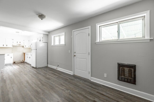 Building Photo - Newly Renovated 2 Bedroom 1 bath Home