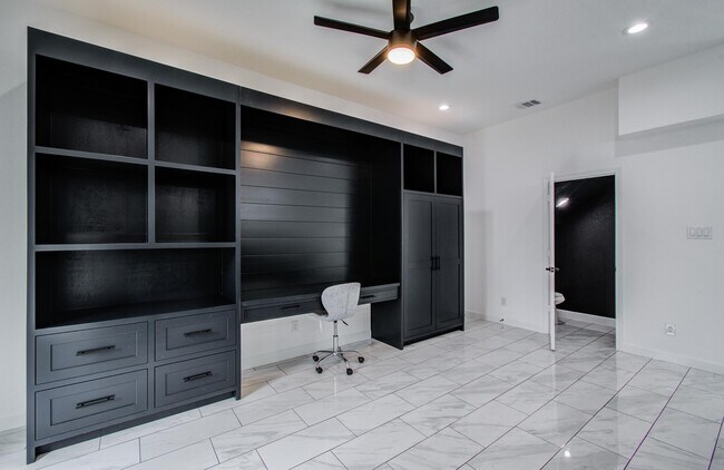 Building Photo - 5905 Crest Ct