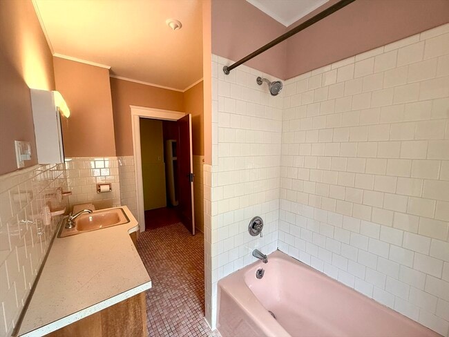 Building Photo - 446 Chandler St