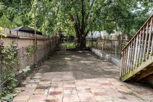 Building Photo - 122 3rd Ave