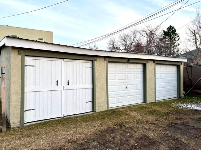 Building Photo - 676 N Davis St