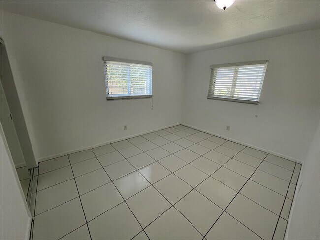 Building Photo - 845 NW 10th Ave