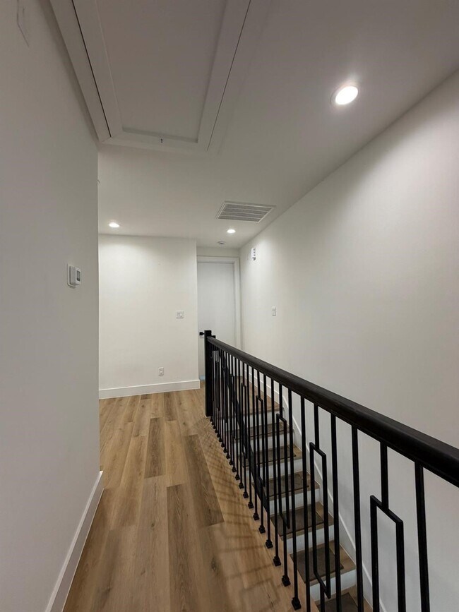 Building Photo - 6733 Peerless St