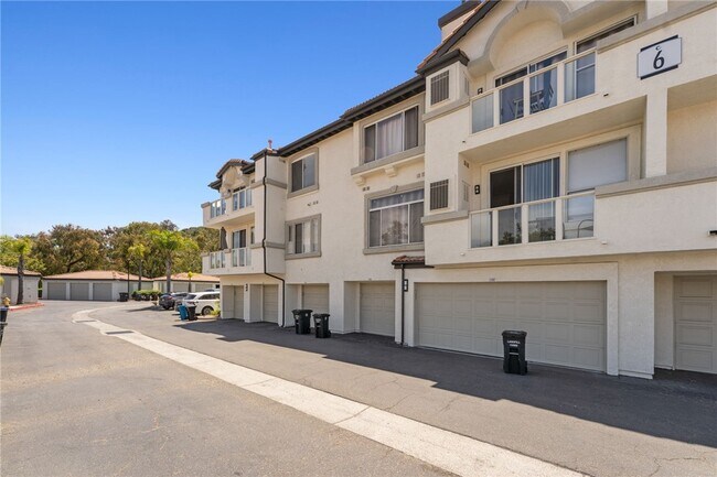 Building Photo - 30902 Club House Dr