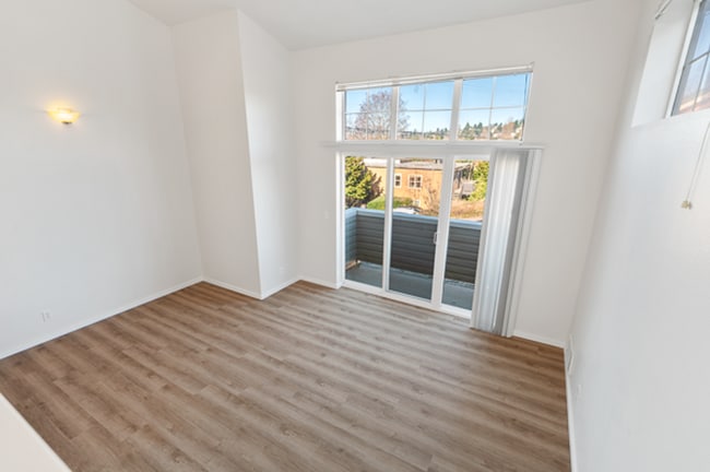 Building Photo - Modern 3-Bedroom Townhouse with Laundry in...