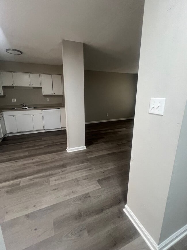 Building Photo - 1 Bedroom 1 bathroom