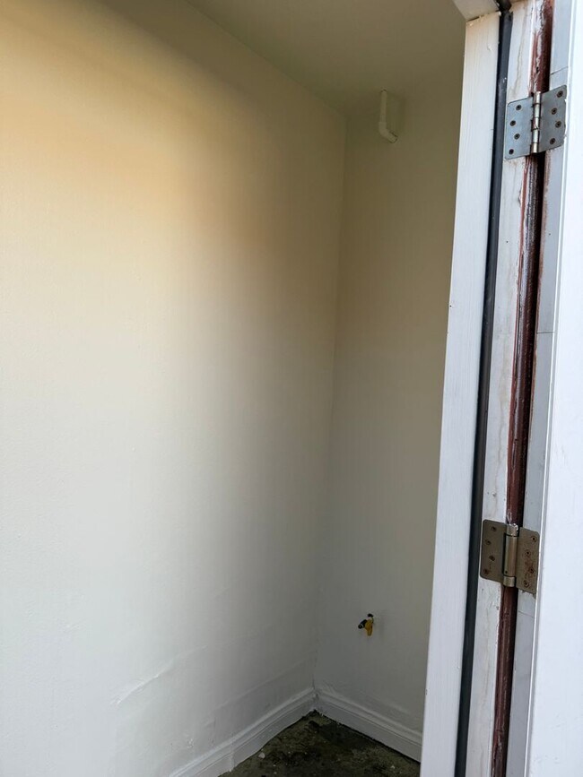 Building Photo - Spacious 2 Bedroom 2.5 Bath Condo on 5th S...