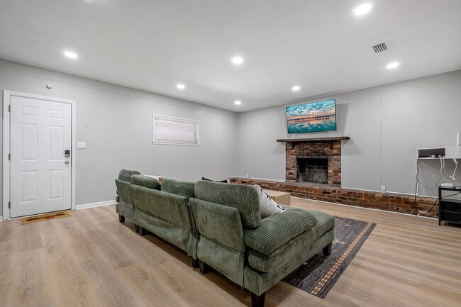 Building Photo - 218 Cactus St