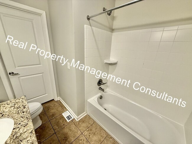 Building Photo - Spacious 3 Bed / 3.5 Bath in Blue Valley S...