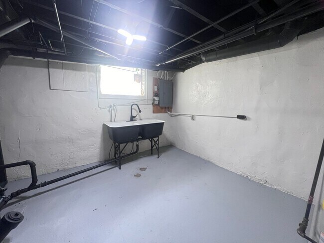 Building Photo - Large Single Family Five Bedroom Home!