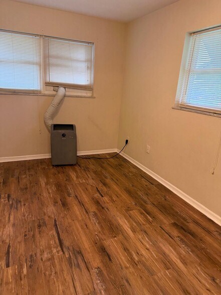 Building Photo - 121 S Naranja Ave
