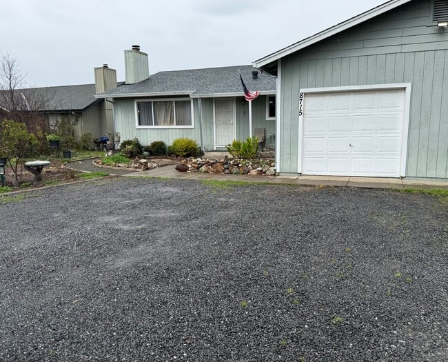 Building Photo - One level duplex in Windsor with 1 Car Garage, Cats Ok!