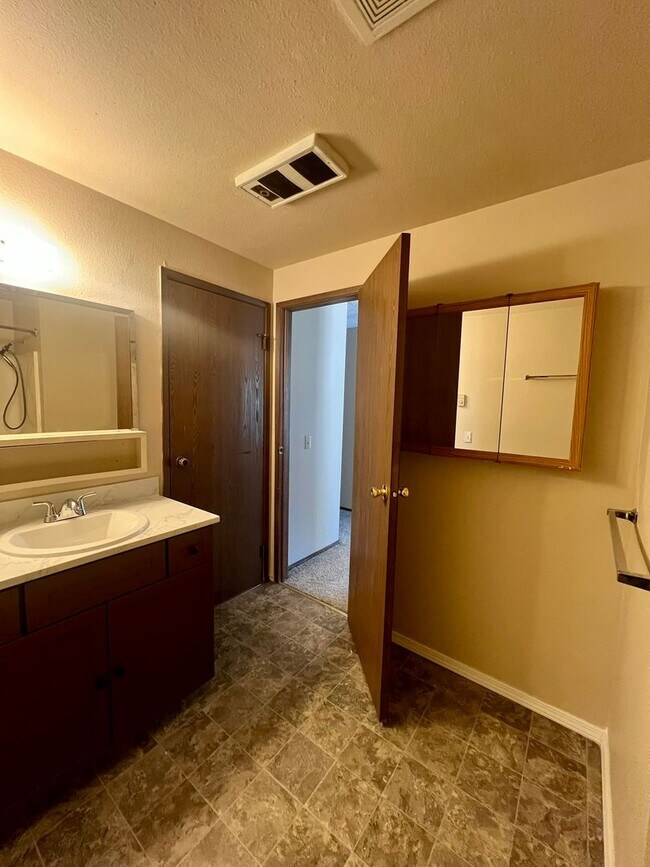 Building Photo - 9236 White Fir Dr NE