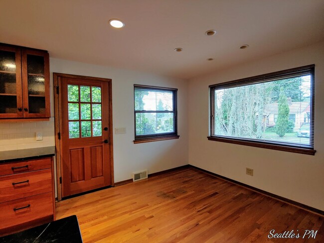 Building Photo - Beautifully Updated Early-Mid-Century 2 Be...