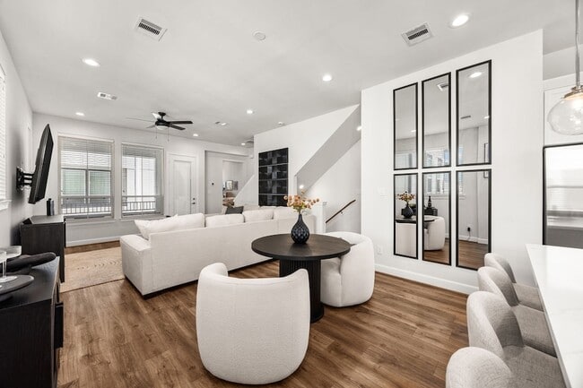 Building Photo - 2718 Grand Fountains Dr