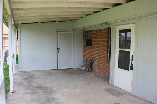 Building Photo - 935 Creager St