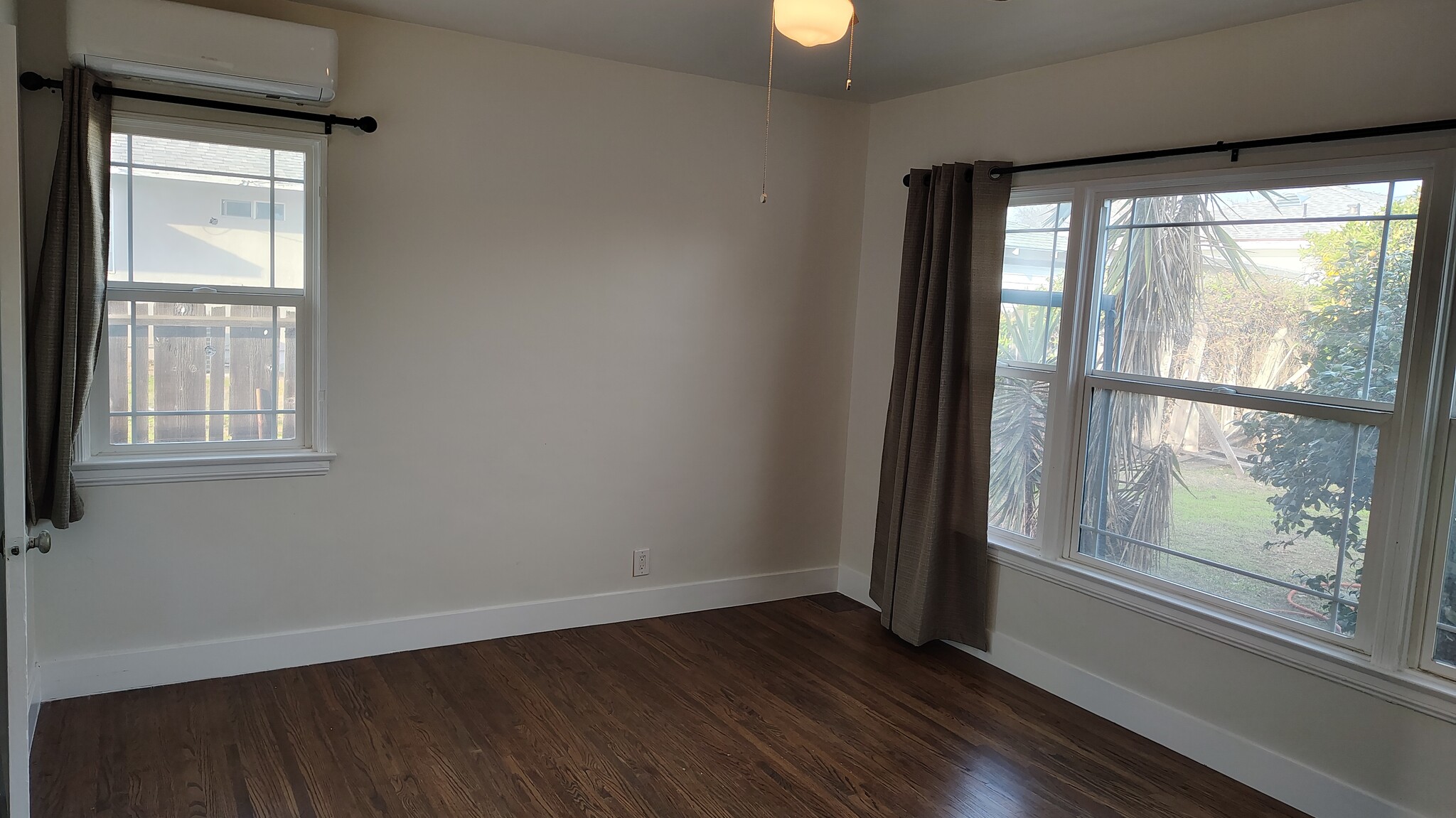 Master bedroom w/large panorama windows! - 4210 Walnut Grove Ave