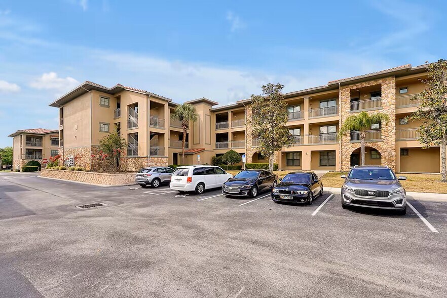 Building Photo - 909 Charo Pky