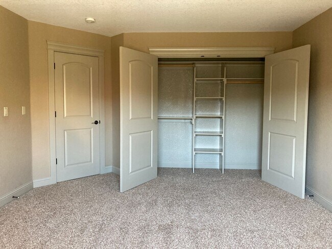 Building Photo - West Meadows Estate 2-Story Home in Salem